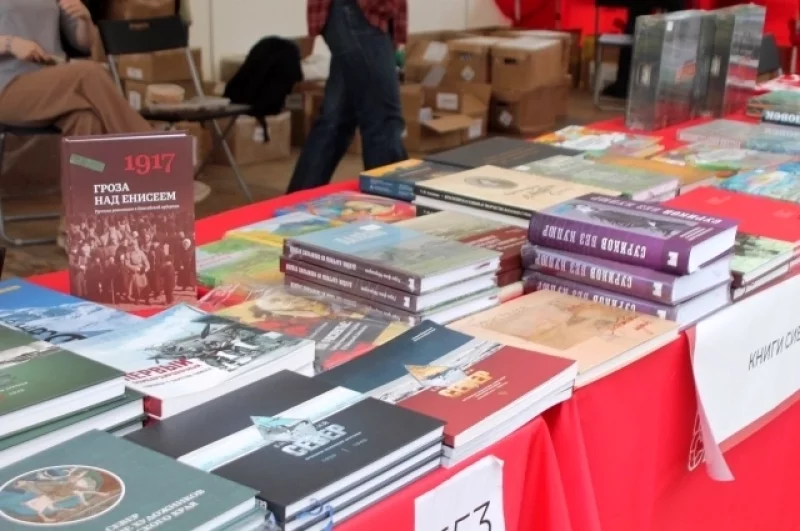 Много разных книг на фестивале об исторических событиях, автобиографии, мемуары.