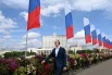На регулярных речных электросудах работает подсветка в трех основных цветах России, а на 15 цифровых указателях Троицкой линии транслируют поздравление с праздником. В вестибюлях станций метро установили  флаги.