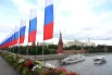Триколорами украсили городской транспорт: автобусы, электробусы и трамваи. Водители сели за руль в парадной форме. 
