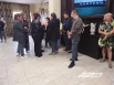 Многие пришли проводить погибшую, держа в руках цветы.