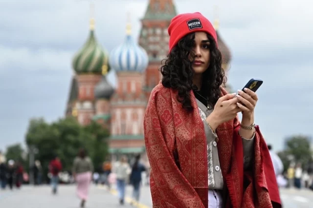 Девушка на Красной площади в Москве.
