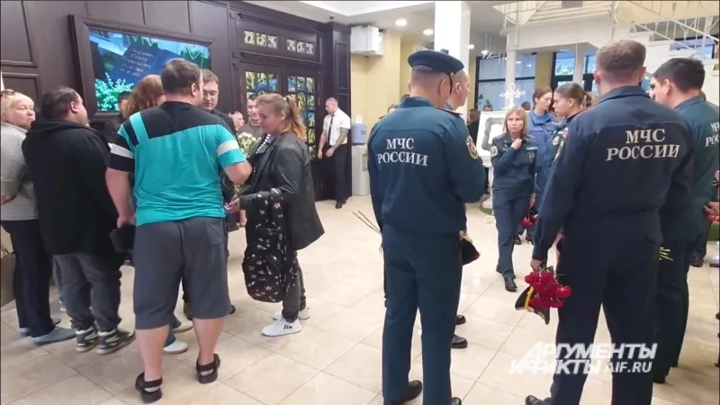 Присутствующие не скрывали скорби, прощаясь с девушкой.