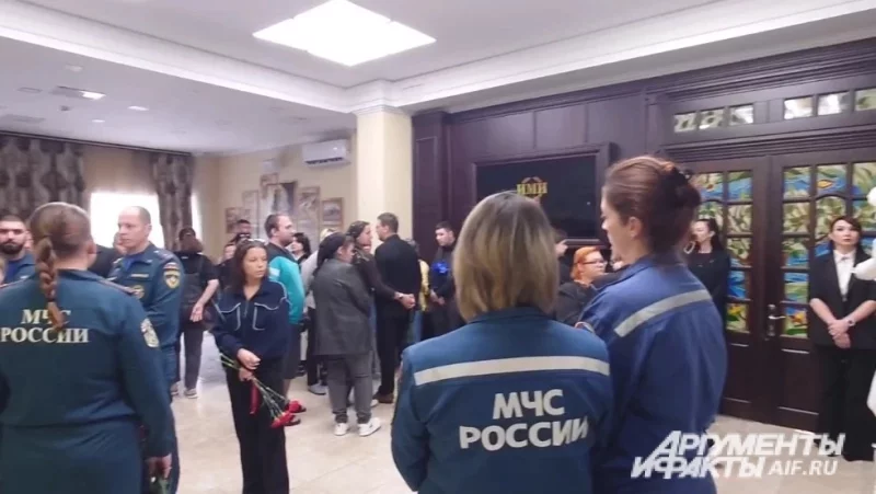 Попрощаться с погибшей пришли сотни людей.