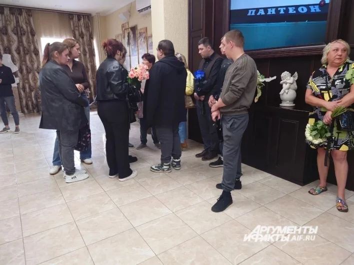 Многие пришли проводить погибшую, держа в руках цветы.