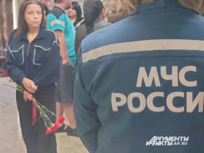 Сотрудники МЧС пришли проводить коллегу в последний путь, облачившись в форменную одежду.