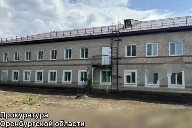 На фото, опубликованном прокуратурой, часть стены здания размыта. 