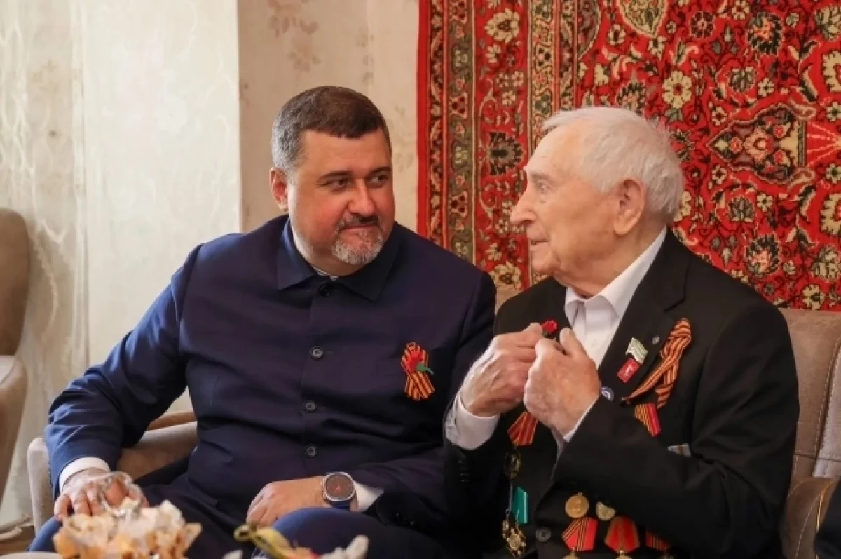 Щукин поздравил с 99-летием ветерана Юрия Петрухина из Дагестана