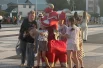 Детей веселили ростовые куклы в виде абашевских игрушек.