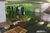 Люди идут по деревянным поддонам.