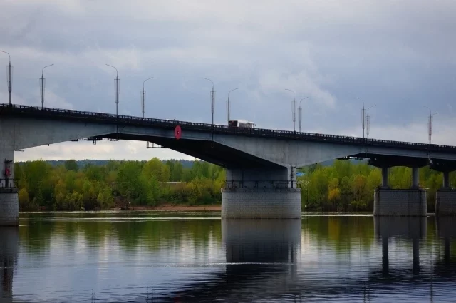 Девушка упала в воду с Коммунального моста. 