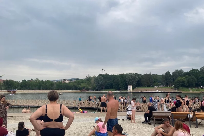 Жаркая погода манит людей к воде.
