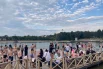 Пирс вдоль береговой линии отделяет мелководье, так что дети далеко не уплывут.