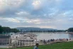 Рыбаки, гребцы и пловцы не мешают друг другу, потому что у всех есть своя территория.