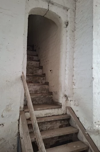 Внутри сохранились старинные лестницы... 