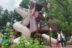Над пляжем возвышаются детские площадки с горками для юных экстремалов.