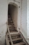 Внутри сохранились старинные лестницы... 