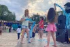 Ребятня резвится на детском танцполе.