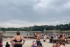 Жаркая погода манит людей к воде.