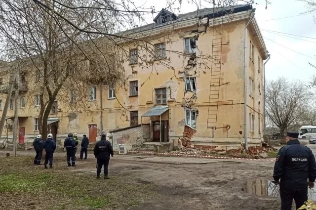 В апреле 2026 года трёхэтажный дом с людьми просто раскололся на две неравные части. Кто за это ответит?