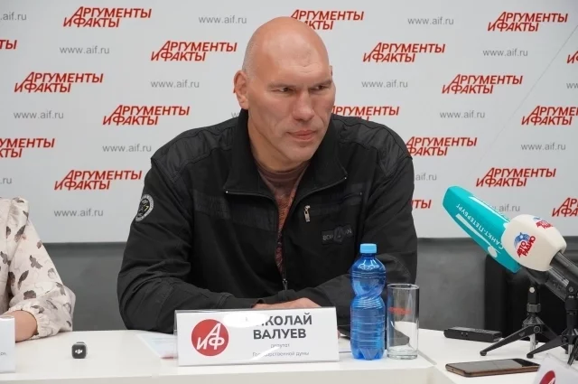 Николай Валуев на конференции, посвященной благотворительному спектаклю «Гостиница Астория»