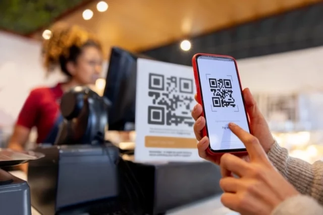 Поэтапное внедрение означает, что с 1 сентября 2027 года единый QR-код станет обязательным для среднего бизнеса с выручкой свыше 30 млн рублей.