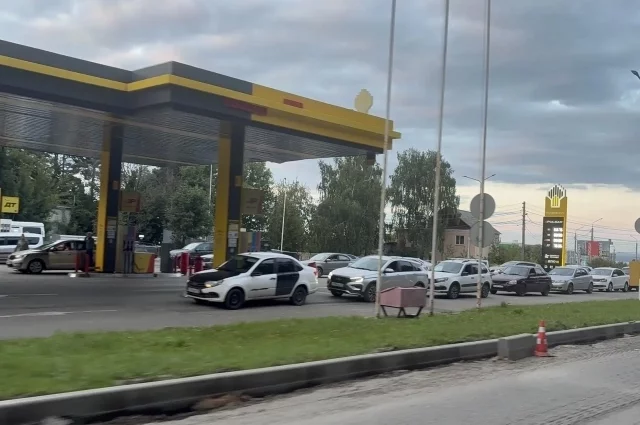 Очереди на заправках появились вновь после недолгого перерыва.