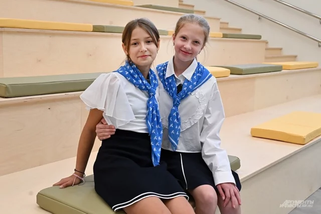 Ксения (слева) и София провели для «АиФ» экскурсию по обновлённой школе.