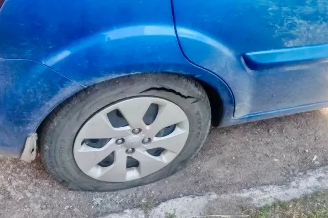Женщина из мести порезала колёса авто знакомого. 