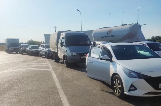 Очереди на волгоградских заправках есть, но на километры, как в Ростовской области, они не растягиваются.