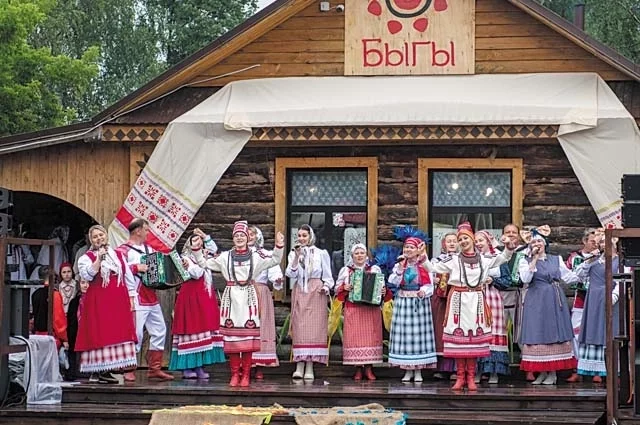 За все годы в фестивале приняли участие представители Марий Эл, Карелии, Пермского края, Татарстана, Коми, Кировской и Самарской областей, Башкортостана и зарубежных стран: Эстонии, Венгрии, Финляндии, Франции.