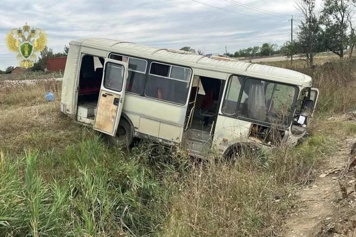 Автобус в Дагестане потерял управление и съехал в кювет, пострадали люди