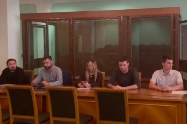 Молодые люди в зале суда 26 августа.