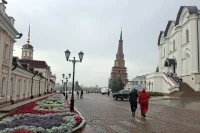 Башня Сююмбике находится рядом с резиденцией раиса Татарстана и Благовещенским собором Казанского Кремля.
