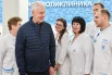 В холлах — просторно и удобно. Входы и санузлы сделали доступными для маломобильных пациентов. Самые востребованные кабинеты — на нижних этажах, администрация — на верхних, а для пациентов с симптомами ОРВИ предусмотрен отдельный вход.