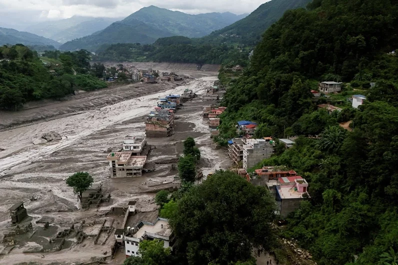 Снежно-каменная лавина, ставшая вероятной причиной наводнения, обрушилась на долину с высоты более 1 км.