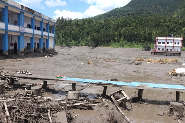 Потоки воды, грязи и камней за считанные минуты затопили десятки населенных пунктов вдоль реки Трисули (Бхоте-Коши). 