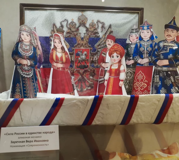 «Сила России – в единстве народа», алмазная мозаика, работа Веры Заречной.
