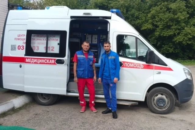 Экипаж скорой помощи из Данкова — Абдулла Гамидов (справа) и его коллега Эдуард Жучков. 