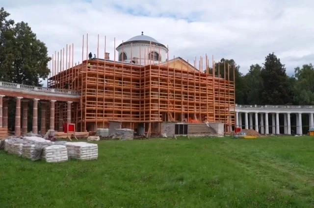Главный дом огорожен лесами, идёт реставрация.