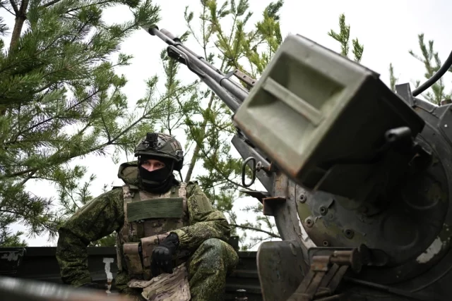 Утром Минобороны РФ отчиталось об ударах по нескольким военным складам в Киевской области, где хранились комплектующие для украинских ракет «Фламинго», а также дроны.