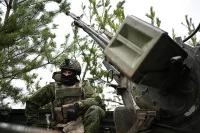 Утром Минобороны РФ отчиталось об ударах по нескольким военным складам в Киевской области, где хранились комплектующие для украинских ракет «Фламинго», а также дроны.