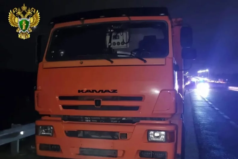 КамАЗ ехал перед рейсовым автобусом. 