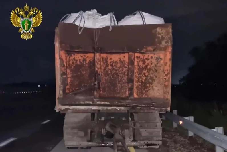 Водитель автобуса не выдержал безопасную дстинацию до ехавшего перед ним грузовика.