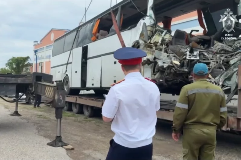 Повреждённый автобус увезли. 