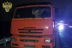 КамАЗ ехал перед рейсовым автобусом. 