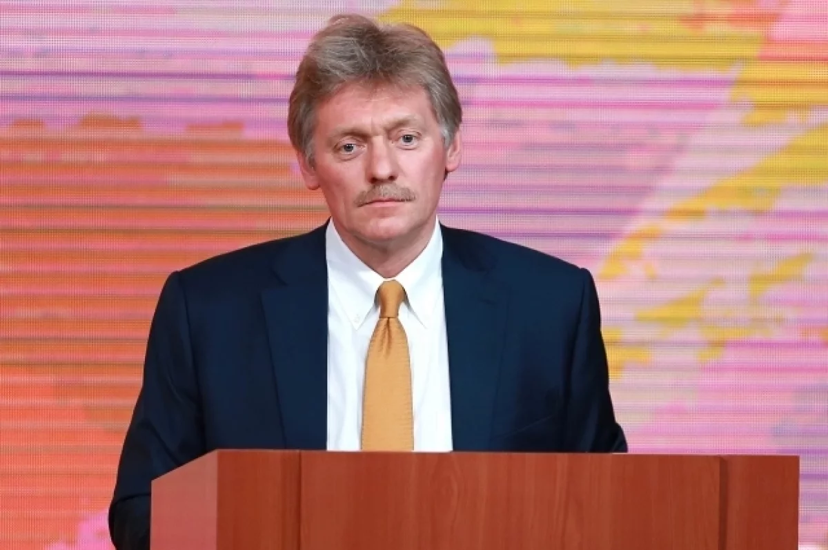 Песков назвал известной забавой теории заговоров вокруг контактов спецслужб