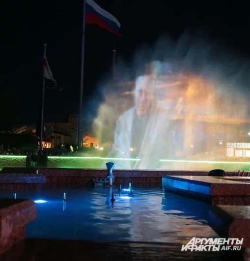 В центре установлены водные экраны — на них планируют транслировать видео, показывать фильмы и рассказывать об истории Омска. 