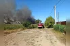 Местные жители в срочном порядке отгоняют припаркованные автомобили подальше от огня.