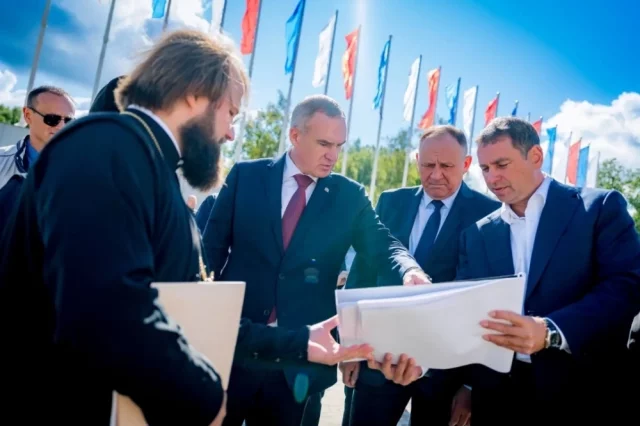 На строительной площадке во время осмотра.