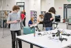 Школа оснащена современным оборудованием для изучения медицины, инженерии, ИТ и медиа.